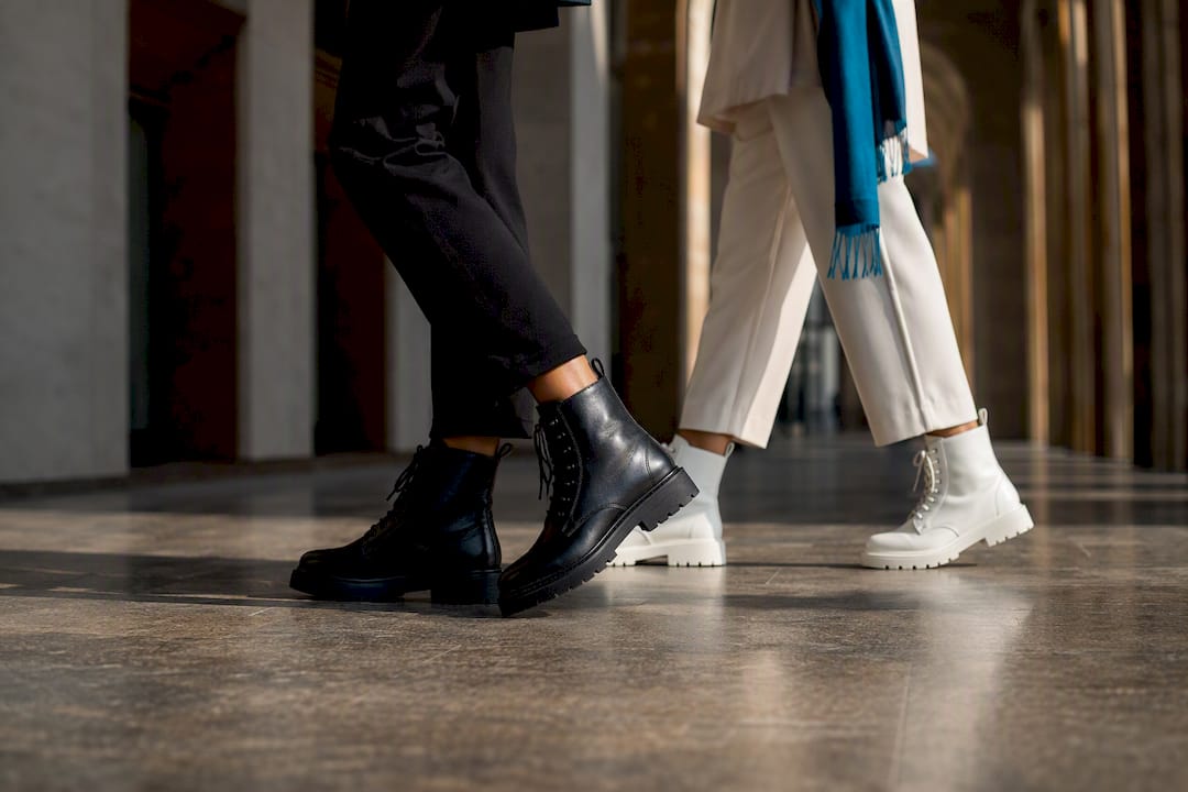 Contrasting black and white boot styling